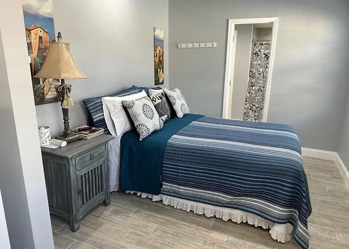 Redone Private Guesthouse Suite With Community Pool